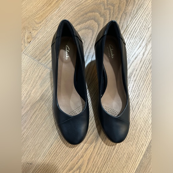 Size 6 genuine leather, very nice and clean Clarks shoes, used for 1 of 2 times! - Picture 1 of 13